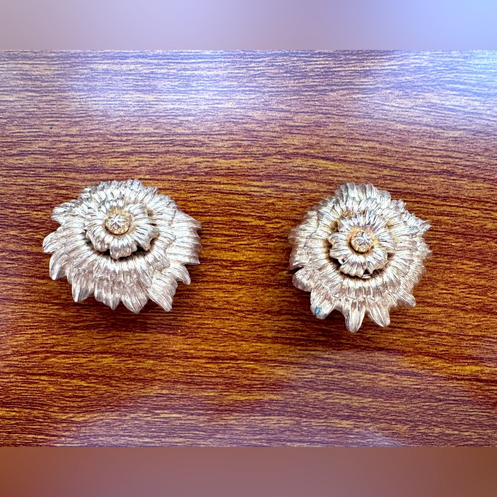 MONET Signed Retro Vintag Clip On Floral Gold Tone Flower Earrings